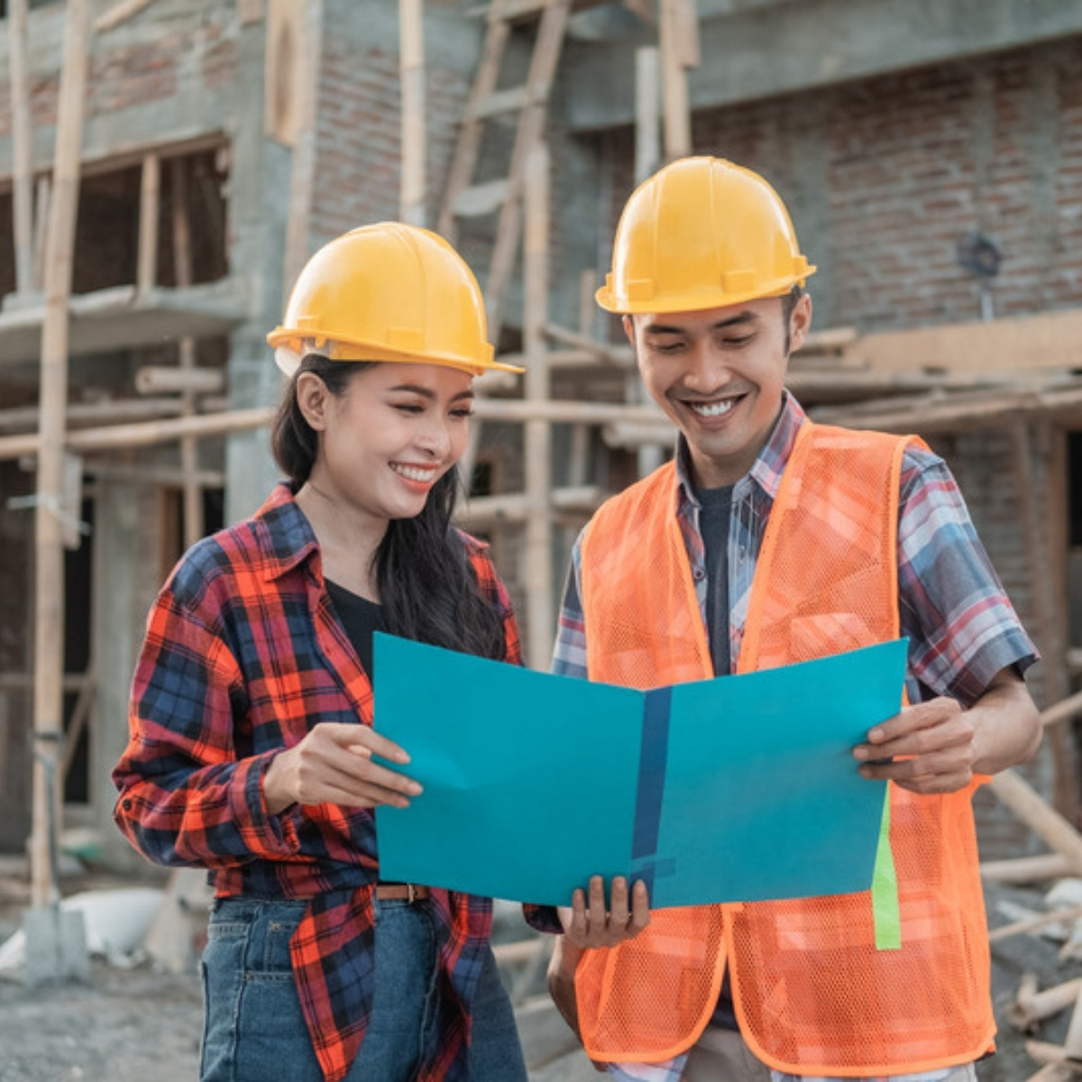 Diskusi progres langsung di lokasi proyek